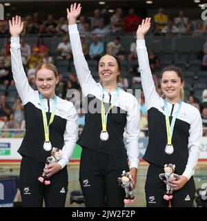 Emily Shearman, Bryony Botha e Michaela Drummond della Nuova Zelanda festeggiano dopo aver vinto una medaglia d'argento nel 4000m Team Pursuit in bicicletta alle partite del Commonwealth del 2022 nel Velodrome, Queen Elizabeth Olympic Park, Londra. Foto Stock