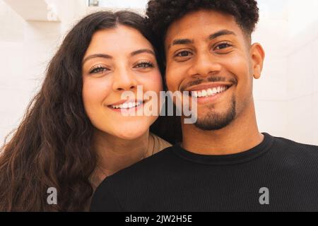 Primo piano con cornice completa di coppia sorridente Foto Stock