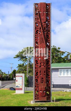 Opere d'arte Maori alla periferia di Maketu, Nuova Zelanda. Questo pou (palo scolpito) raffigura Tamatekapua, un antenato del popolo te Arawa locale Foto Stock