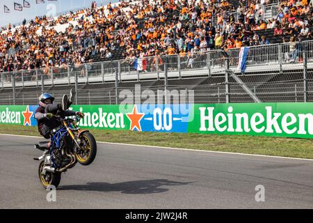 Acrobazie di animazione durante la Formula 1 Heineken Dutch Grand Prix 2022, 15th° round del Campionato del mondo FIA di Formula uno 2022 dal 2 al 4 settembre 2022 sul circuito di Zandvoort, in Olanda, Belgio - Photo Germain Hazard / DPPI Foto Stock