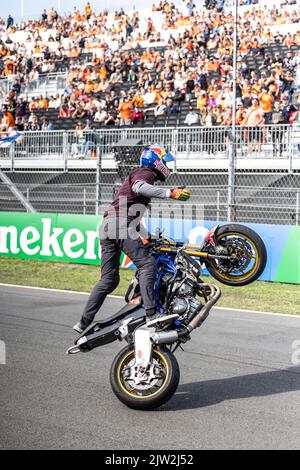 Acrobazie di animazione durante la Formula 1 Heineken Dutch Grand Prix 2022, 15th° round del Campionato del mondo FIA di Formula uno 2022 dal 2 al 4 settembre 2022 sul circuito di Zandvoort, in Olanda, Belgio - Photo Germain Hazard / DPPI Foto Stock