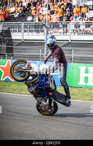 Acrobazie di animazione durante la Formula 1 Heineken Dutch Grand Prix 2022, 15th° round del Campionato del mondo FIA di Formula uno 2022 dal 2 al 4 settembre 2022 sul circuito di Zandvoort, in Olanda, Belgio - Photo Germain Hazard / DPPI Foto Stock