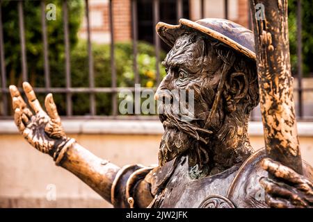 Primo piano del volto della statua di Don Chisciotte di Cervantes di fronte alla casa di Alcala de Henares Foto Stock
