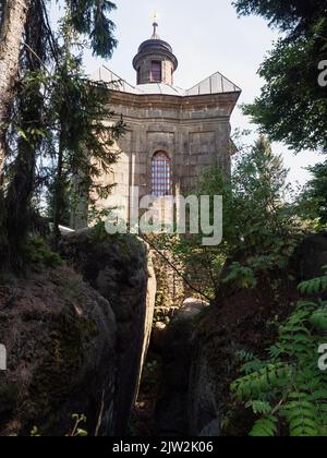 Hvezda, la cappella barocca in pietra di panna Maria Snezna a forma di stella a cinque punte. Il gioiello architettonico unico nelle rocce di Broumov, nella Repubblica Ceca settentrionale Foto Stock