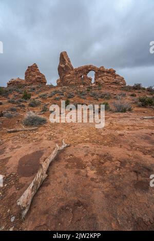 Arco della torretta contro il cielo grigio nuvoloso nel Parco Nazionale di Arches nello Utah, USA Foto Stock
