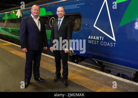 Foto del file datata 30/10/2021 del ministro dei Trasporti Chris Heaton-Harris (a destra) e amministratore delegato di Avanti West Coast Phil Whittingham di fronte al servizio 13:22 Avanti West Coast da Londra Euston a Glasgow Central. Avanti West Coast è stato avvertito che è in 'ultima occasione berlina ', dopo che il direttore generale ha dimesso il Venerdì in mezzo a una fila su un calendario ridotto e una controversia di lavoro con i lavoratori. Whittingham lascerà il suo ruolo a partire dal settembre 15 per "perseguire altre opportunità di leadership esecutiva". Data di emissione: Sabato 3 settembre 2022. Foto Stock