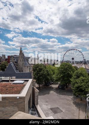 Panoramica della Steenplein di Anversa con la ruota panoramica vista dall'alto Foto Stock