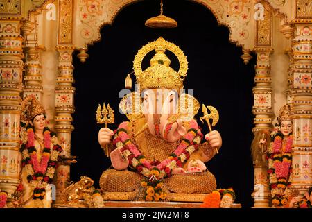 02 settembre 2022, Pune, Maharashtra, India, bella scultura di Lord Ganesh chiamato come Dagdusheth Halwai Ganpati vicino a Pune, luogo di Mandai durante Foto Stock