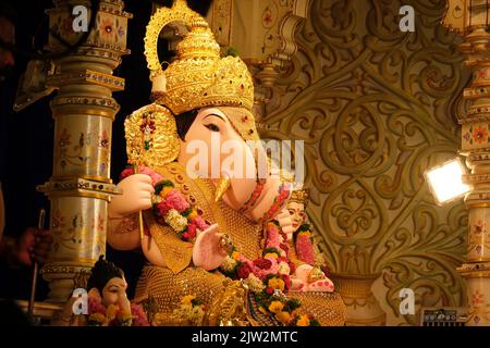 02 settembre 2022, Pune, Maharashtra, India, bella scultura di Lord Ganesh chiamato come Dagdusheth Halwai Ganpati vicino a Pune, luogo di Mandai durante Foto Stock