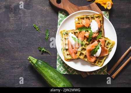 Waffle belgi con zucchine e verdure con ricotta e salmone salato. Foto Stock