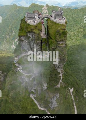 Fanjingshan o Monte Fanjing, situato a Tongren, provincia di Guizhou, è la cima più alta delle montagne Wuling nella Cina sud-occidentale. Fanjingshan Foto Stock