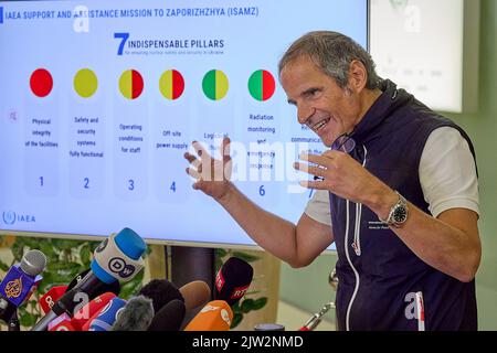 Vienna, Austria. 02nd Set, 2022. Centrale nucleare di Zaporizhzhia. 2nd Set, 2022. Il direttore generale dell'Agenzia internazionale per l'energia atomica (AIEA) Rafael grossi interviene in una conferenza stampa dopo essere arrivato a Vienna, in Austria, dopo una visita alla centrale nucleare di Zaporizhzhzhia, 2 settembre 2022. Rafael grossi ha detto venerdì che due degli esperti dell'agenzia resteranno in permanenza presso la centrale nucleare di Zaporizhzhia in Ucraina. Credit: Notizie dal vivo su Xinhua/Alamy Foto Stock