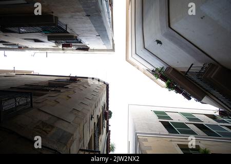 Un'inquadratura a basso angolo di quattro edifici a Barcellona, Spagna Foto Stock