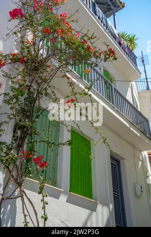 Vista della stretta strada imbiancata, Skopelos Town, Skopelos Island, Sporades Islands, Greek Islands, Grecia, Europa Foto Stock