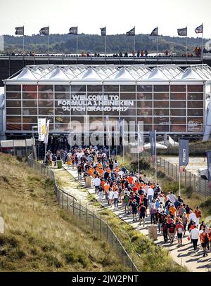 Zandvoort, Paesi Bassi. 03rd Set, 2022. ZANDVOORT - visitatori in viaggio verso il circuito di Zandvoort dove si terrà il Gran Premio dei Paesi Bassi F1 questo fine settimana. ANP RAMON VAN FLYMEN Credit: ANP/Alamy Live News Foto Stock