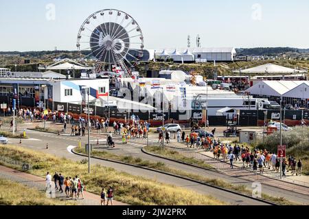 Zandvoort, Paesi Bassi. 03rd Set, 2022. ZANDVOORT - visitatori in viaggio verso il circuito di Zandvoort dove si terrà il Gran Premio dei Paesi Bassi F1 questo fine settimana. ANP RAMON VAN FLYMEN Credit: ANP/Alamy Live News Foto Stock