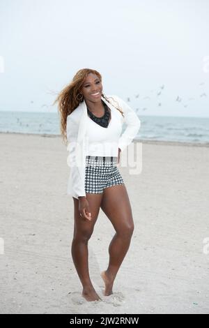 KEY BISCAYNE, Florida - 29 MARZO: Serena Williams viene vista sulla spiaggia dopo aver vinto il torneo di tennis Sony Open al Crandon Park Tennis Center il 29 marzo 2014 a Key Biscayne, Florida. Persone: Serena Williams Credit: Storms Media Group/Alamy Live News Foto Stock