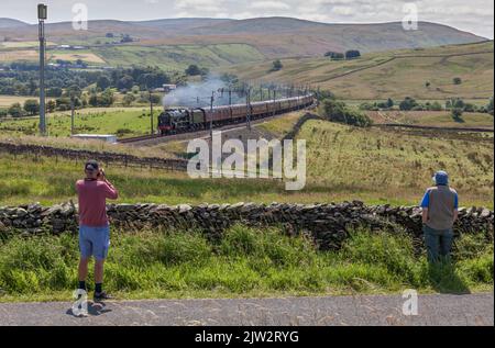 Gli appassionati di treni ( Train spoters ) fotografare la locomotiva a vapore 46115 Royal Scots Guardsman arrampicata Shap, Cumbria con un treno charter principale Foto Stock