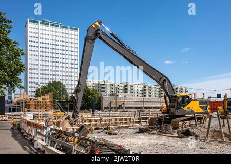 Escavatore Volvo presso il cantiere di costruzione di Näkinsilta, nel distretto di Hakaniemi, Helsinki, Finlandia Foto Stock
