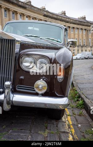 Un biglietto per il parcheggio sul parabrezza di una limousine recintata Rolls Royce Phantom VI del 172 imballata all'esterno del Royal Crescent, Bath, UK (Aug22) Foto Stock