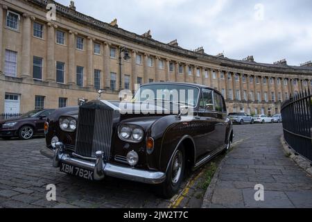 Un biglietto per il parcheggio sul parabrezza di una limousine recintata Rolls Royce Phantom VI del 1972 imballata all'esterno del Royal Crescent, Bath, UK (Aug22) Foto Stock