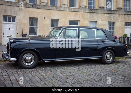 1971 limousine chiusa Rolls Royce Phantom VI imballata all'esterno del Royal Crescent, Bath, Regno Unito (Aug22) Foto Stock