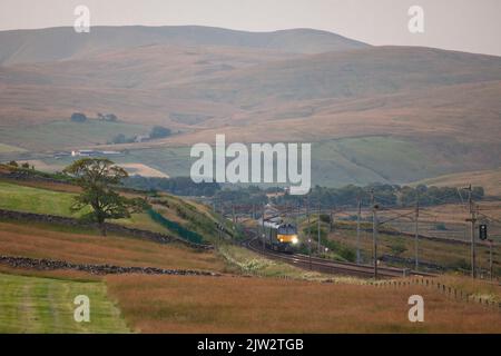 2350 London Euston - Glasgow & Edinburgh pianura Serco Caledonian sleeper sul treno della linea principale della costa occidentale in Cumbria inizio a metà mattinata estiva Foto Stock