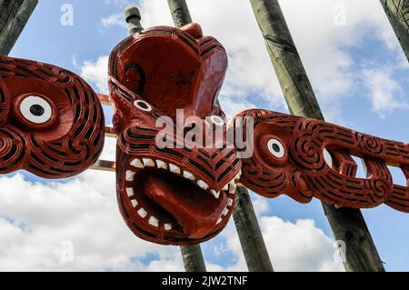 Una faccia in legno di Maori scolpita sopra la porta principale di Maori scolpita che conduce al te Puia Maori Arts & Crafts Institute a Rotorua, sull'Isola del Nord, nel nuovo Foto Stock