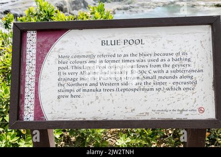 La bacheca informativa per i visitatori della piscina blu a te Puia Whakarewarewa Geothermal Valley che a Rotorua, nella regione della baia di Plenty dell'Isola del Nord Foto Stock