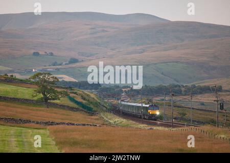 2350 London Euston - Glasgow & Edinburgh pianura Serco Caledonian sleeper sul treno della linea principale della costa occidentale in Cumbria inizio a metà mattinata estiva Foto Stock