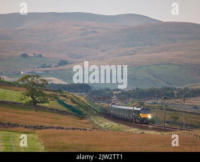 2350 London Euston - Glasgow & Edinburgh pianura Serco Caledonian sleeper sul treno della linea principale della costa occidentale in Cumbria inizio a metà mattinata estiva Foto Stock