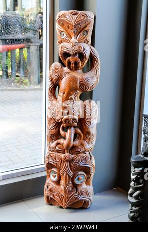 Scultura in legno, te Puia Maori Istituto d'arte e artigianato, scultura in legno, Rotorua, Nuova Zelanda, tradizione Maori, Maori Arts, intagliatore di legno Maori, Maori ski Foto Stock