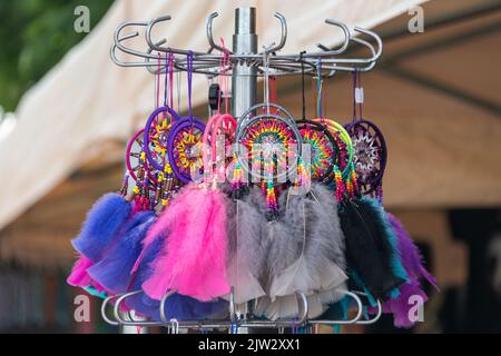 Dream catchers sul mercato dei souvenir. Colorful Dreamcatchers, amulet rituale nativo americano Foto Stock