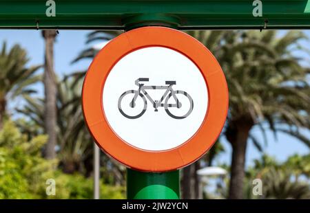 Cartello stradale BAN Bicycle all'ingresso della strada. Foto Stock