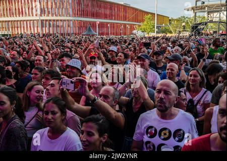 La cantante spagnola Coque Malla suona dal vivo durante il festival vive Latino 2022 a Saragozza, Spagna Foto Stock