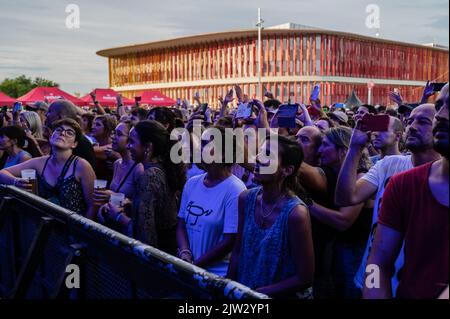 La cantante spagnola Coque Malla suona dal vivo durante il festival vive Latino 2022 a Saragozza, Spagna Foto Stock