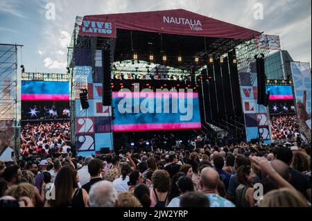 La cantante spagnola Coque Malla suona dal vivo durante il festival vive Latino 2022 a Saragozza, Spagna Foto Stock