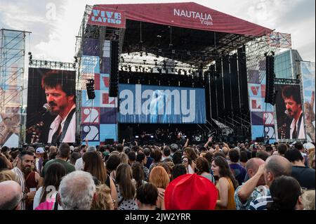 La cantante spagnola Coque Malla suona dal vivo durante il festival vive Latino 2022 a Saragozza, Spagna Foto Stock