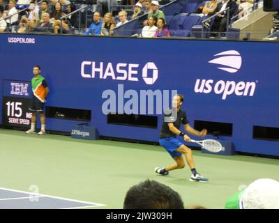 New York, Stati Uniti. 03rd Set, 2022. 2022 US Open Tennis Championship, Flushing Meadows, NY, USA. 2 Settembre 2022. Gareggiando sotto una bandiera neutrale al torneo US Open di tennis 2022, il campione americano Open Daniil Medvedev vince il suo sfidante Wu Yibing in tre set (6-4, 6-2, 6-2), il primo concorrente maschile cinese nella storia ad avanzare alla competizione a 3rd round in un torneo US Open di tennis. La vittoria di Medvedev lo posiziona in squadra contro il rivale australiano Nick Krygios più tardi nel torneo. Credit: ©Julia Mineeva/EGBN TV News/Alamy Live News Credit: Julia Mineeva/EGBN Foto Stock