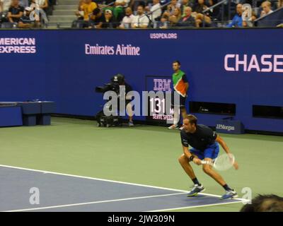 New York, Stati Uniti. 03rd Set, 2022. 2022 US Open Tennis Championship, Flushing Meadows, NY, USA. 2 Settembre 2022. Gareggiando sotto una bandiera neutrale al torneo US Open di tennis 2022, il campione americano Open Daniil Medvedev vince il suo sfidante Wu Yibing in tre set (6-4, 6-2, 6-2), il primo concorrente maschile cinese nella storia ad avanzare alla competizione a 3rd round in un torneo US Open di tennis. La vittoria di Medvedev lo posiziona in squadra contro il rivale australiano Nick Krygios più tardi nel torneo. Credit: ©Julia Mineeva/EGBN TV News/Alamy Live News Credit: Julia Mineeva/EGBN Foto Stock