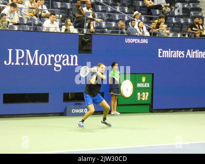 New York, Stati Uniti. 03rd Set, 2022. 2022 US Open Tennis Championship, Flushing Meadows, NY, USA. 2 Settembre 2022. Gareggiando sotto una bandiera neutrale al torneo US Open di tennis 2022, il campione americano Open Daniil Medvedev vince il suo sfidante Wu Yibing in tre set (6-4, 6-2, 6-2), il primo concorrente maschile cinese nella storia ad avanzare alla competizione a 3rd round in un torneo US Open di tennis. La vittoria di Medvedev lo posiziona in squadra contro il rivale australiano Nick Krygios più tardi nel torneo. Credit: ©Julia Mineeva/EGBN TV News/Alamy Live News Credit: Julia Mineeva/EGBN Foto Stock