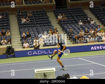 New York, Stati Uniti. 03rd Set, 2022. 2022 US Open Tennis Championship, Flushing Meadows, NY, USA. 2 Settembre 2022. Gareggiando sotto una bandiera neutrale al torneo US Open di tennis 2022, il campione americano Open Daniil Medvedev vince il suo sfidante Wu Yibing in tre set (6-4, 6-2, 6-2), il primo concorrente maschile cinese nella storia ad avanzare alla competizione a 3rd round in un torneo US Open di tennis. La vittoria di Medvedev lo posiziona in squadra contro il rivale australiano Nick Krygios più tardi nel torneo. Credit: ©Julia Mineeva/EGBN TV News/Alamy Live News Credit: Julia Mineeva/EGBN Foto Stock
