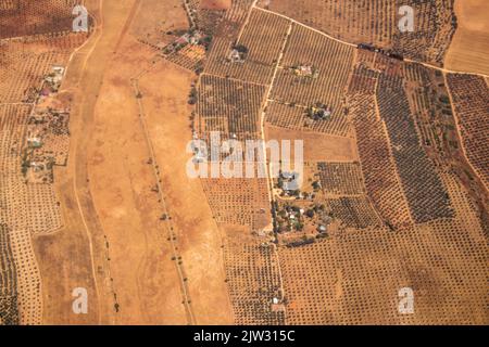 Siviglia, Spagna - 19 agosto 2022 volo commerciale tra la città di Siviglia in Spagna e Tetouan in Marocco, Vista dal cielo della terra e del Foto Stock