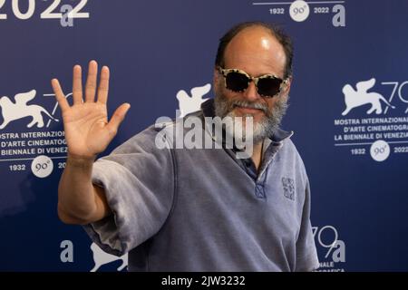 Lido di Venezia, Italia. 02nd Set, 2022. Il regista Luca Guadagnino partecipa alla fotocall di 'Bones and all' al 79th° Festival Internazionale del Cinema di Venezia, il 02 settembre 2022 a Venezia. © Photo: Cinzia Camela. Credit: Independent Photo Agency/Alamy Live News Foto Stock