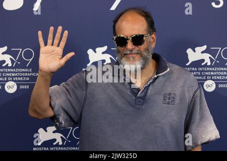 Lido di Venezia, Italia. 02nd Set, 2022. Il regista Luca Guadagnino partecipa alla fotocall di 'Bones and all' al 79th° Festival Internazionale del Cinema di Venezia, il 02 settembre 2022 a Venezia. © Photo: Cinzia Camela. Credit: Independent Photo Agency/Alamy Live News Foto Stock