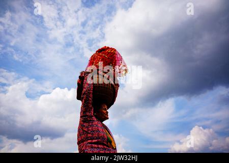 Kathmandu, Nepal. 03rd Set, 2022. Un devoto che porta l'idolo delle danze della dea Gaura durante il festival Gaura Parva a Kathmandu. Il festival Gaura è celebrato da persone provenienti dalla regione del Nepal occidentale per commemorare il matrimonio della dea Gaura (Parvati) con Lord Shiva, digiunando tutto il giorno per la felicità e la prosperità della loro famiglia. (Foto di Skanda Gautam/SOPA Images/Sipa USA) Credit: Sipa USA/Alamy Live News Foto Stock