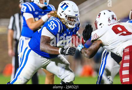 2 settembre 2022: Laureato della Duke University Andre Harris (55) blocchi durante la partita di calcio NCAA tra la Temple University e la Duke University al Wallace Wade Stadium, Durham, North Carolina. Duca sconfisse il Tempio 30-0. David Beach/CSM Credit: CAL Sport Media/Alamy Live News Foto Stock