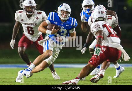 2 settembre 2022: Duke University sofmore Riley Leonard (13) gestisce la palla durante la partita di calcio NCAA tra la Temple University e la Duke University al Wallace Wade Stadium, Durham, North Carolina. Duca sconfisse il Tempio 30-0. David Beach/CSM Credit: CAL Sport Media/Alamy Live News Foto Stock