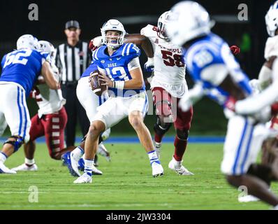 2 settembre 2022: Duke University sofmore Riley Leonard (13) cerca un ricevitore durante la partita di calcio NCAA tra la Temple University e la Duke University al Wallace Wade Stadium, Durham, North Carolina. Duca sconfisse il Tempio 30-0. David Beach CSM Credit: CAL Sport Media/Alamy Live News Foto Stock