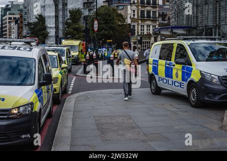 Servizi di emergenza fuori dalla stazione Blackfriars di Londra. Foto Stock